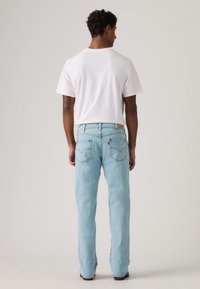 Ανοιχτό μπλε τζιν με ίσια γραμμή, πέντε τσέπες και premium denim. Διαθέτει χαρακτηριστικές πίσω τσέπες και δερμάτινη ετικέτα λογότυπου στη μέση.