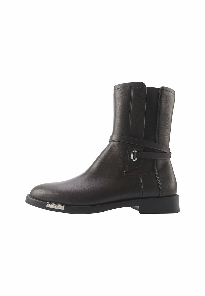 Schwarze Lederknöchelschuh mit glatter Oberfläche, Riemendetail um den Knöchel und quadratförmiger Spitze. Verfügt über einen niedrigen Blockabsatz und ein Metall-Logoprinzip.