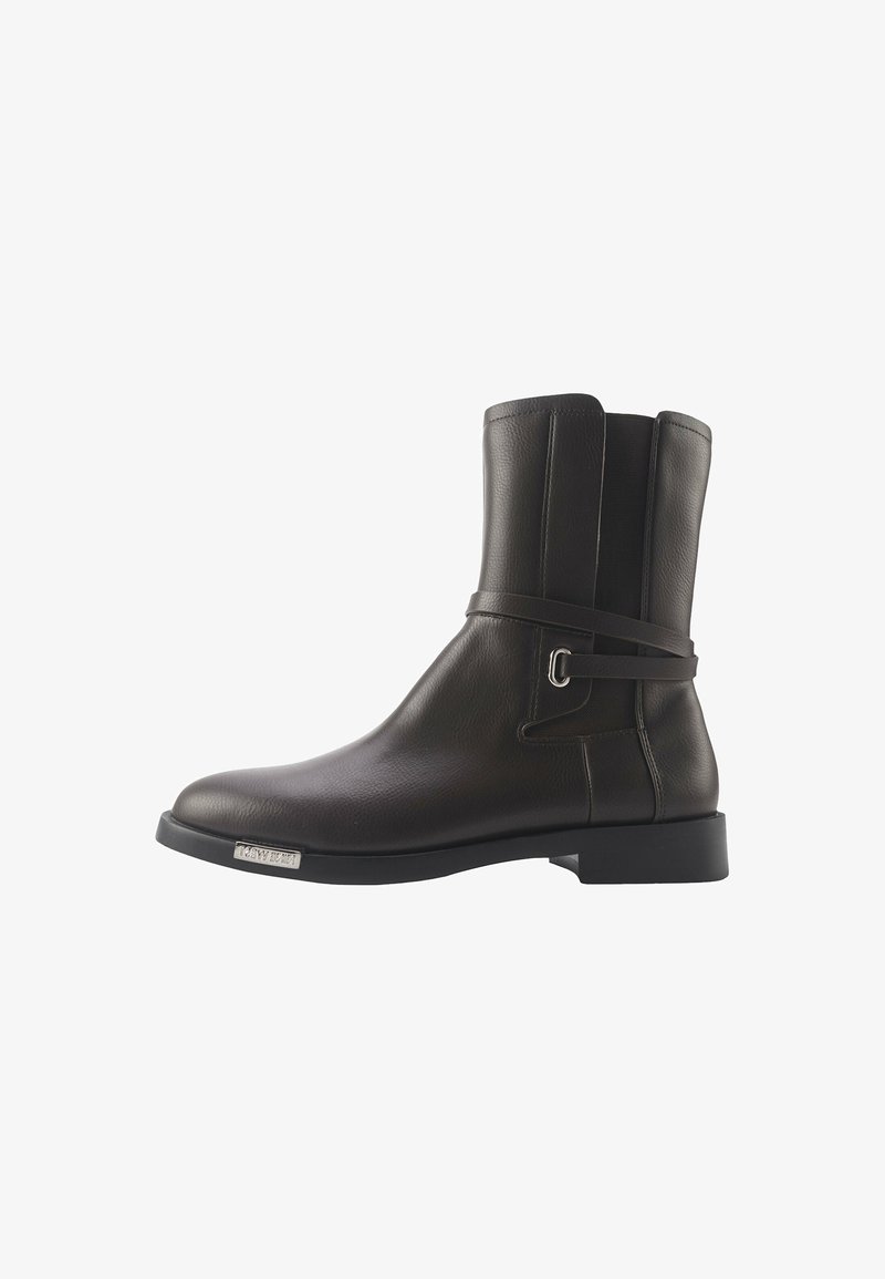 Schwarze Lederknöchelschuh mit glatter Oberfläche, Riemendetail um den Knöchel und quadratförmiger Spitze. Verfügt über einen niedrigen Blockabsatz und ein Metall-Logoprinzip.