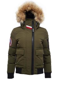 Veste en duvet verte avec une capuche en fausse fourrure, fermeture éclair à l'avant, détails de bandes rouges et blanches en contraste, et plusieurs poches à l'avant. Poignets côtelés noirs.