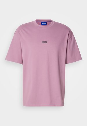 Rosa kortärmad t-shirt i bomull, med rund halsringning och en liten svart logga på bröstet. Slät textur, avslappnad passform.