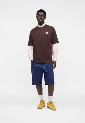 Puma, GRAPHICS OVERSIZED FLORAL TEE UNISEX - Tričko s potlačou - chocolate fondue