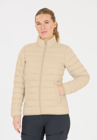Beige pufferjakke med vandret quiltet design, højt krave, frontlynlås og sidelommer, parret med mørke slim-fit bukser.