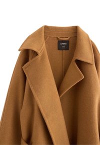 Cappotto di lana marrone con colletti a punte, texture morbida e vestibilità rilassata. Include un'etichetta del marchio all'interno del colletto.
