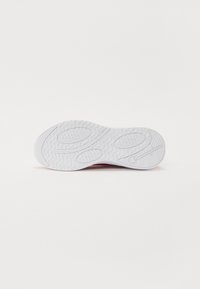 Hvit gummisåle til sneakers med strukturert mønster og subtilt bølgete design, med "Champion"-merke nær hælen.