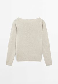 Jasnobeżowy sweter z długim rękawem o miękkiej fakturze, z zaokrąglonym dekoltem i ściągaczem na dole. Tył swetra ma proste, schludne szwy.