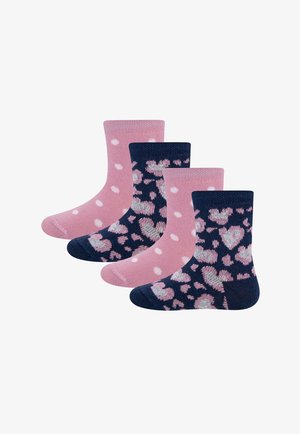 Vier Kinderknöchelsocken, abwechselnd in Pink mit weißen Punkten und Marineblau mit pinkfarbenen Herzmustern auf weißem Hintergrund.
