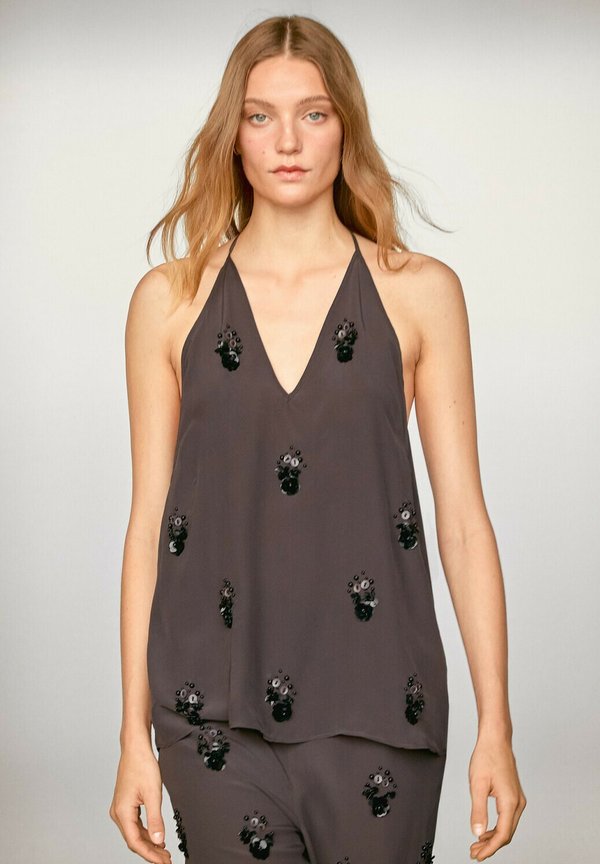 FLOWY WITH FLORAL APPLIQUÉS - Top