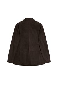 Blazer en daim marron, design ajusté, revers cranté, manches longues, fente au dos, coutures plates et texture lisse.