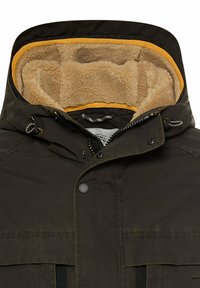 Dunkelgrüne Kapuzenjacke mit einem gefälschten Pelzfutter in Beige, gelber Akzent am Kapuzenrand und schwarzen Reißverschlüssen. Verfügt über Fronttaschen und Kordelzüge.
