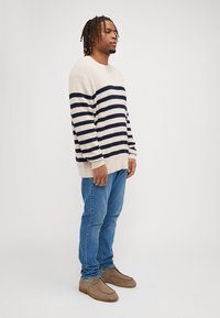 Tommy Hilfiger STRUCTURE CREW - Džemperis - oatmilk heather/desert sky