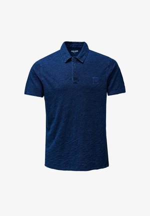 Granatowa koszulka polo z teksturowanej tkaniny, posiadająca klasyczny kołnierzyk, zapięcie na trzy guziki oraz małą łatkę z logo na piersi.