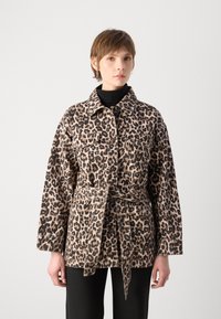 Veste à motif léopard avec taille ceinturée, col, manches longues et poches avant, fabriquée dans un tissu texturé.