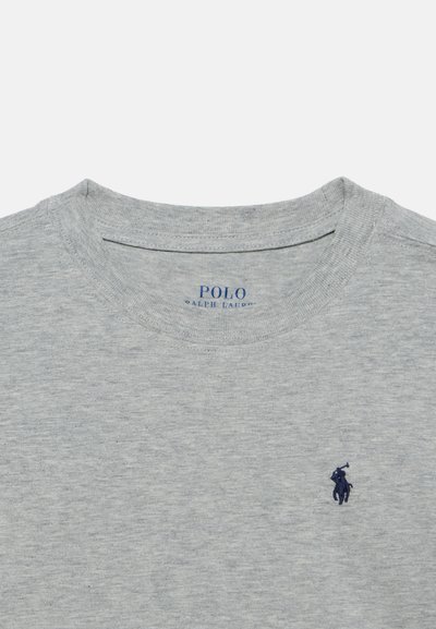 Γκρι T-shirt με στρογγυλή λαιμόκοψη, με μικρό σκούρο μπλε κεντητό λογότυπο Polo Ralph Lauren με άλογο στο στήθος και τυπωμένο όνομα της μάρκας μέσα στο γιακά.