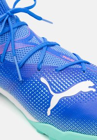 Puma FUTURE 7 MATCH TT - Scarpe da calcio per terreni sintetici - bluemazing/white/electric peppermint