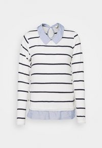 T-shirt à manches longues avec des rayures bleu marine sur un fond blanc, présentant une couche col bleu clair en dessous et des accents de boutons sur les côtés.