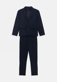 Ensemble de costume bleu marine comprenant une veste à un bouton avec des revers crantés et deux poches avant, associée à un pantalon slim-fit.