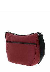 Borsa a tracolla sintetica rossa con chiusura a zip nera, tasca frontale piatta, tracolla regolabile e texture liscia. Presenta un design minimalista.