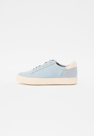 Ανοιχτό μπλε αθλητικό παπούτσι με λείο δερμάτινο φινίρισμα, διαθέτει χαμηλό προφίλ, στρογγυλή μύτη και αντίθετη κρέμα ελαστική σόλα.