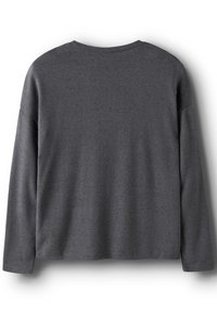 Harmaa pitkähiha paita, valmistettu rakenteisesta kankaasta. Siinä on pyöreä kaula-aukko ja lasketut hartiat, rento istuvuus, eikä näkyviä koristeita.