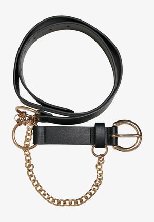 Sort læderbælte med hardware i guldtoner. Har en enkelt rund spænde og en dekorativ kædeaccent fastgjort til siden.
