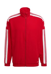 Chaqueta atlética roja con cuello alto, cremallera frontal, puños y dobladillo acanalados, con franjas blancas en las mangas y un logotipo en el hombro.