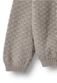 Hellegrauer gestrickter Pullover mit einem strukturierten Muster aus kleinen, erhabenen Rauten sowie gerippten Bündchen und Saum. Weicher, atmungsaktiver Stoff.