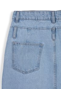 Tissu en denim bleu clair avec une taille haute, une poche arrière avec double couture et des motifs de texture visibles.