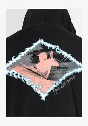 Sudadera negra con un gráfico en forma de diamante en azul y rosa, que muestra a una persona surfeando sobre un fondo texturizado.