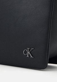 Calvin Klein Jeans MICRO MONO CHAIN CAMERA POUCH - Borsa a tracolla - black/shiny gunmetal