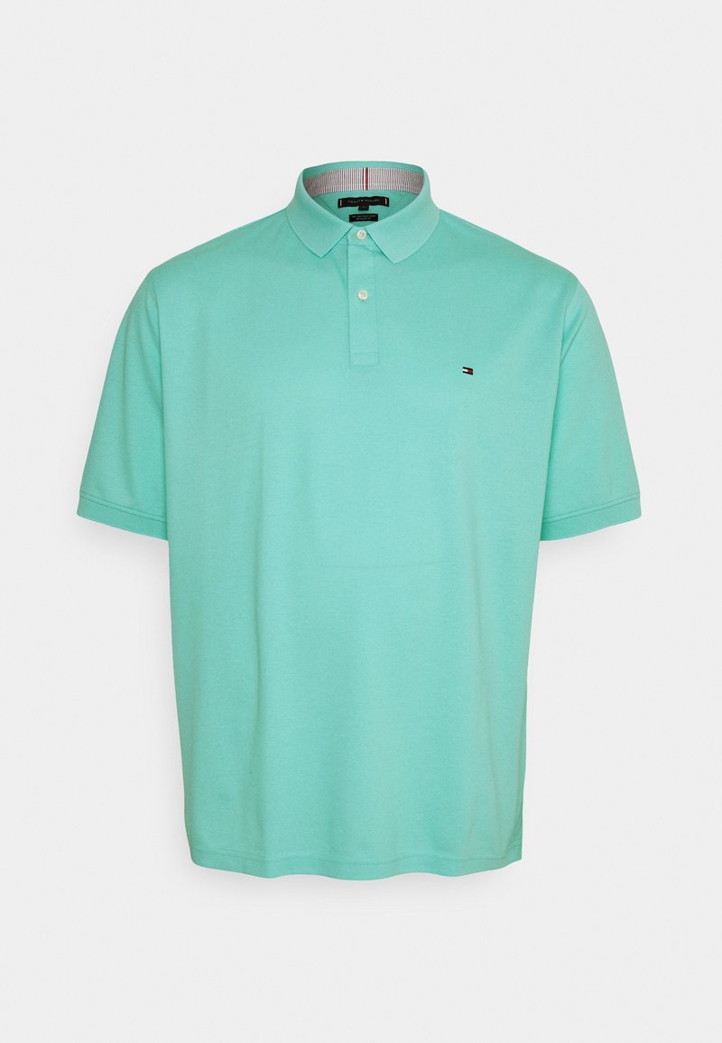 Polo turquoise à manches courtes en coton, avec un col à deux boutons, un logo discret sur la poitrine et un design uni.