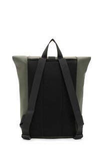 Sac à dos avec un extérieur vert olive lisse et un dos en maille noire. Dispose de bretelles noires ajustables et d'une poignée de transport supérieure.