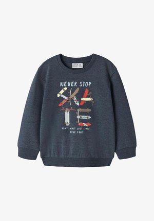 Ciemnoszara bluza dziecięca z deskorolkami tworzącymi litery, tekst brzmi: "Nigdy nie przestawaj jeździć na deskorolce. Nie czekaj, po prostu jedź i baw się dobrze!"