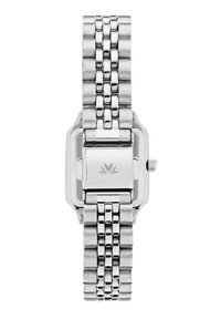 Orologio in metallo argentato con cassa rettangolare, bracciale a maglie e logo inciso sulla chiusura. La superficie liscia riflette la luce.