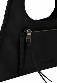 Borsa in pelle nera caratterizzata da un design intrecciato, manico a forma arrotondata con ritaglio, tasca con zip e hardware in metallo, e una finitura texturizzata.