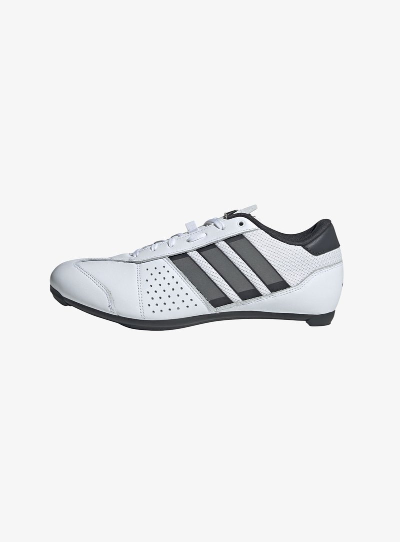 Weißer Sport Schuh mit schwarzen Akzenten, ausgestattet mit drei auffälligen Streifen, durchbrochenem Design an der Seite, Schnürverschluss und einer flachen Sohle.