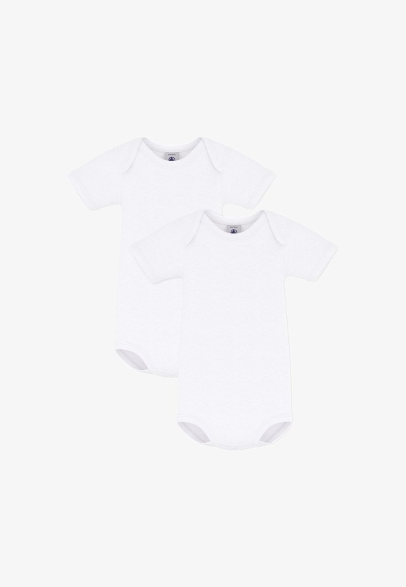 Két egyszerű fehér rövid ujjú babafelső, borítékszerű nyakkivágással és patenttal az alján.