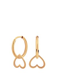 Złote kolczyki w kształcie obręczy z sercowym akcentem. Wzór charakteryzuje się gładkim, wypolerowanym metalem w nowoczesnym, minimalistycznym stylu.