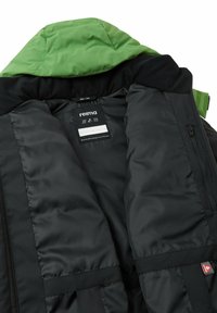 Giacca nera con cappuccio verde; presenta un interno liscio e imbottito, etichette visibili all'interno e una tasca con zip sul lato.