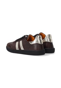 Brune lædersneakers med ruskindsdetaljer, to sølvstriber og metallic sølv hældetaljer. Sort gummisål og sorte snørebånd.