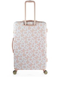 Maleta de color oro rosa con patrón de logotipo blanco, carcasa rígida, asa retráctil, asa lateral y ruedas. Superficie texturizada con detalles en relieve.