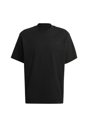 Czarny t-shirt z krótkim rękawem i okrągłym dekoltem, z małym, subtelnym logo na lewej piersi, prezentowany na jednolitym białym tle.