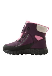 Botine waterproof de lungime medie, în nuanțe de mov și roz. Prezintă un upper texturat, talpă din cauciuc negru și șireturi pentru o fixare strânsă. Sunt potrivite pentru utilizare în aer liber.