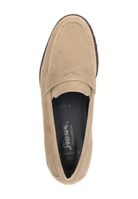 Beige suède instappers met een gladde afwerking, voorzien van een brede band en gestikte accenten. Rubberen zool met een gestructureerde grip aan de onderkant.