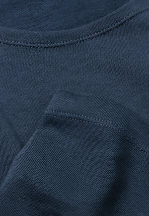 Donkerblauw t-shirtstof met een gladde textuur, met een ronde halslijn en korte mouwen. Zichtbare naaddetails langs de randen.