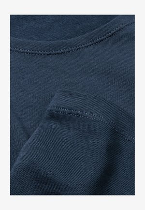 Dunkelblaues T-Shirt aus einem glatten Stoff mit Rundhalsausschnitt und kurzen Ärmeln. Sichtbare Nähte entlang der Kanten.