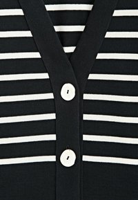 Czarny i biały kardigan w paski z dekoltem w serek, żebrowaną fakturą i dwoma białymi guzikami z przodu. Klasyczny, casualowy design.