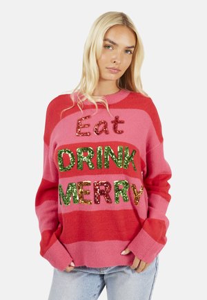 Maglione lavorato a maglia con strisce rosse e rosa, caratterizzato da testo con paillettes "Mangia BEVI FELICE" in verde e oro. Vestibilità ampia con maniche lunghe.