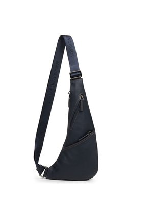Sac bandoulière en cuir bleu marine foncé, avec une forme asymétrique élégante, deux poches zippées et une sangle réglable avec des détails de logo.