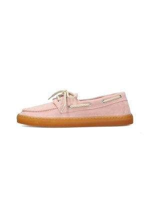 Zapato náutico de ante rosa claro con cordones beige y suela de goma marrón, perfil lateral sobre fondo blanco.